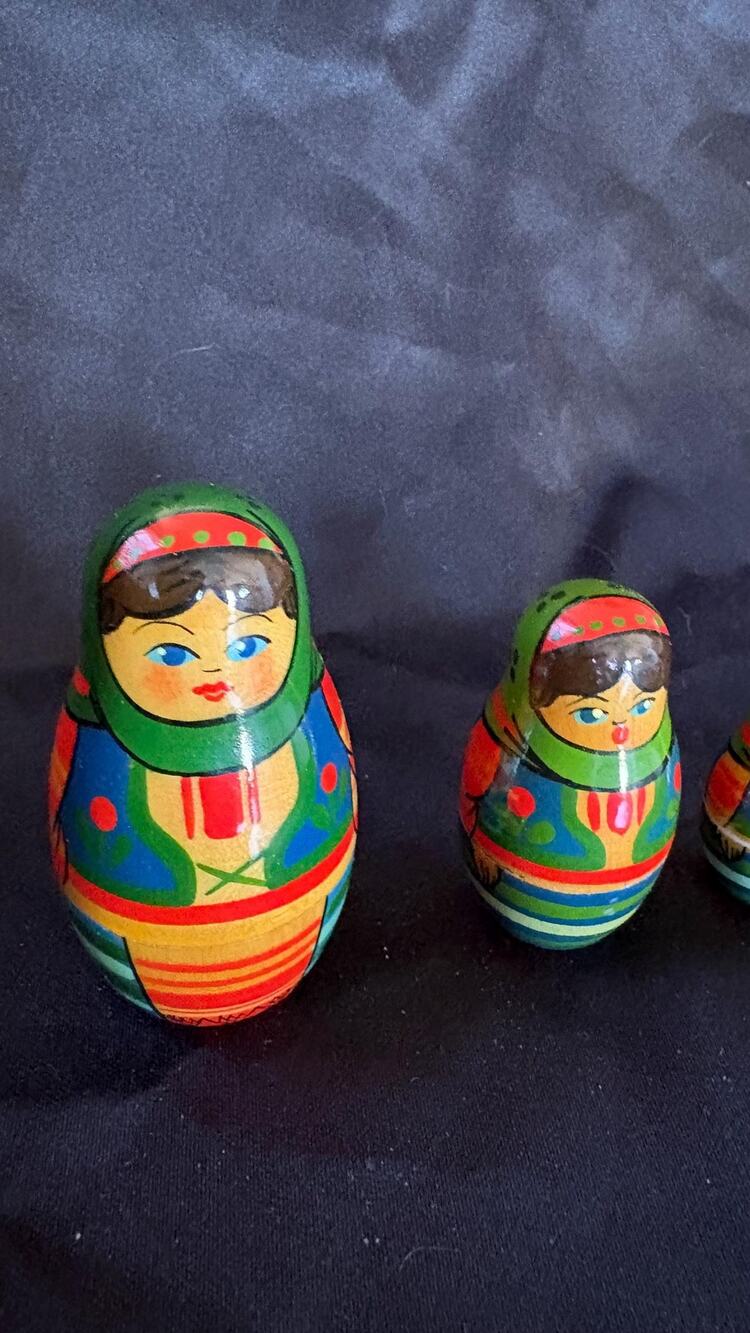 Vintage Hand Painted Matryoshka Nesting Dolls Set Folk Art Babushka Dolls 2.75")